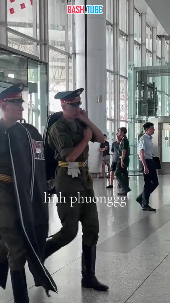  Вьетнамки массово офигивают с видео, где русские солдаты вылетают домой после парада