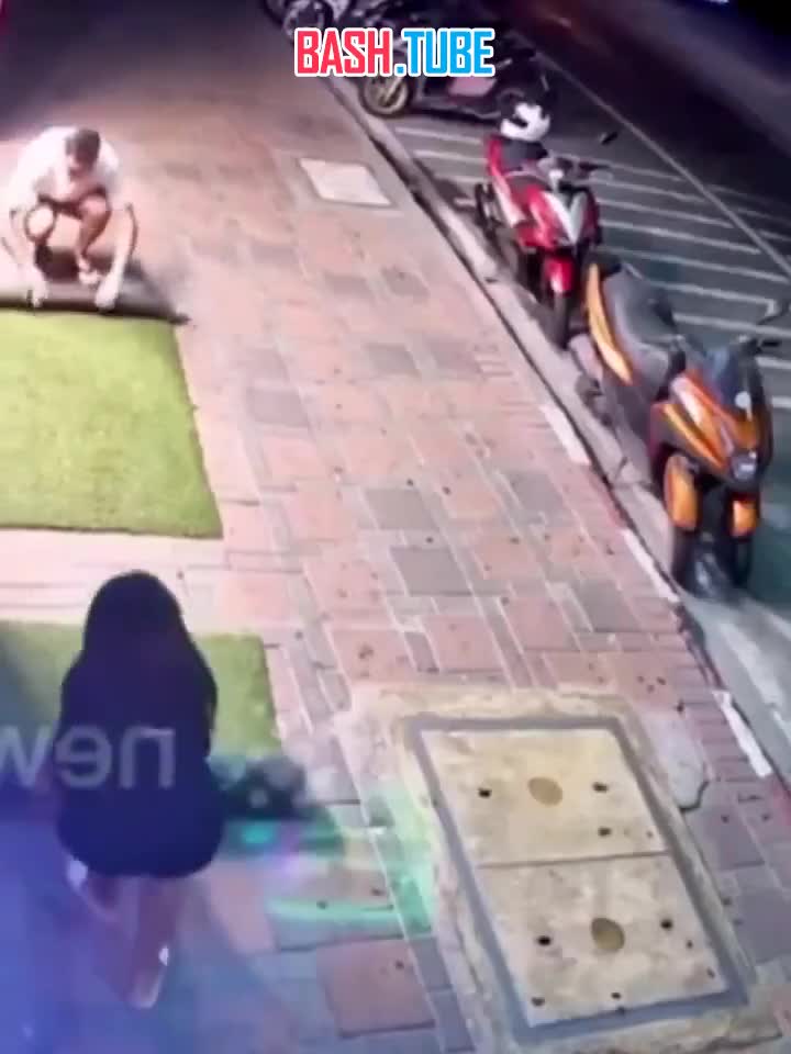  В Пакистане мигрант получил в ухо после того, как потрогал за ягодицы девушку, которая сворачивала ковер перед магазином