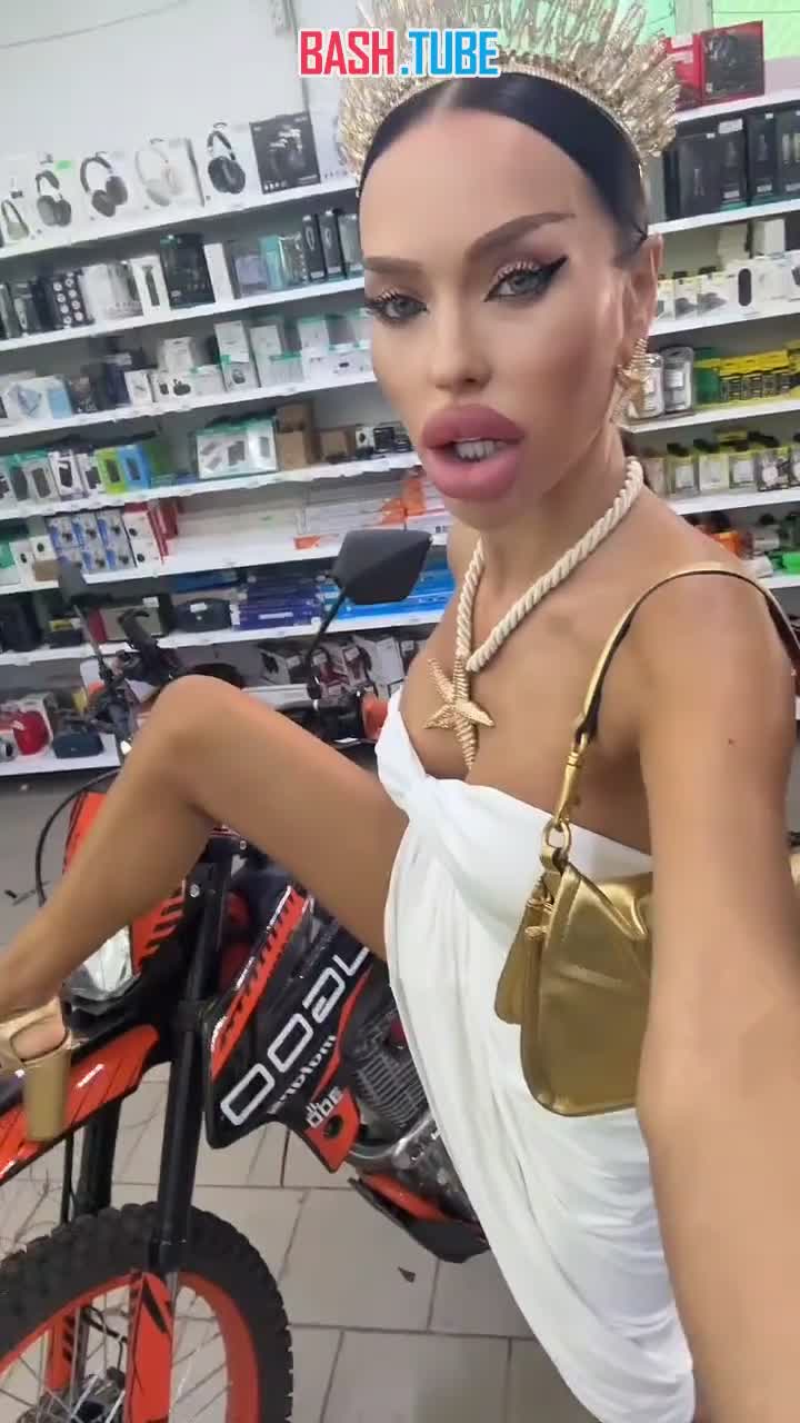  Блогерша из Донецка записала крайне странную рекламу мотоциклов