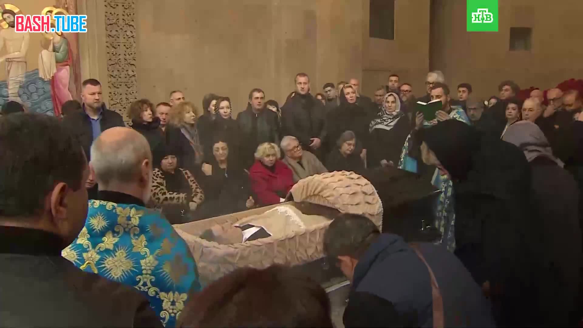  Кадры из Армянской церкви в Москве, где отпевали Тиграна Кеосаяна