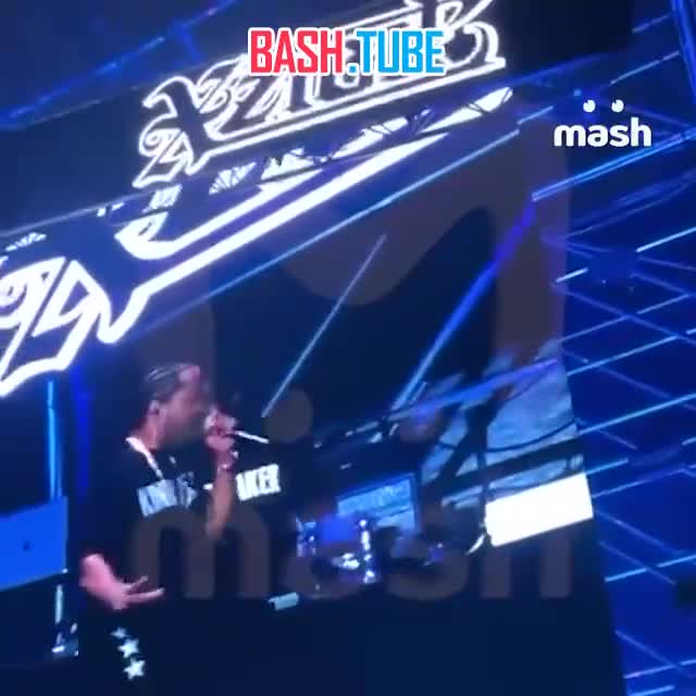  Американский рэпер Xzibit во время выступления в московских «Лужниках» залпом осушил бутылку водки