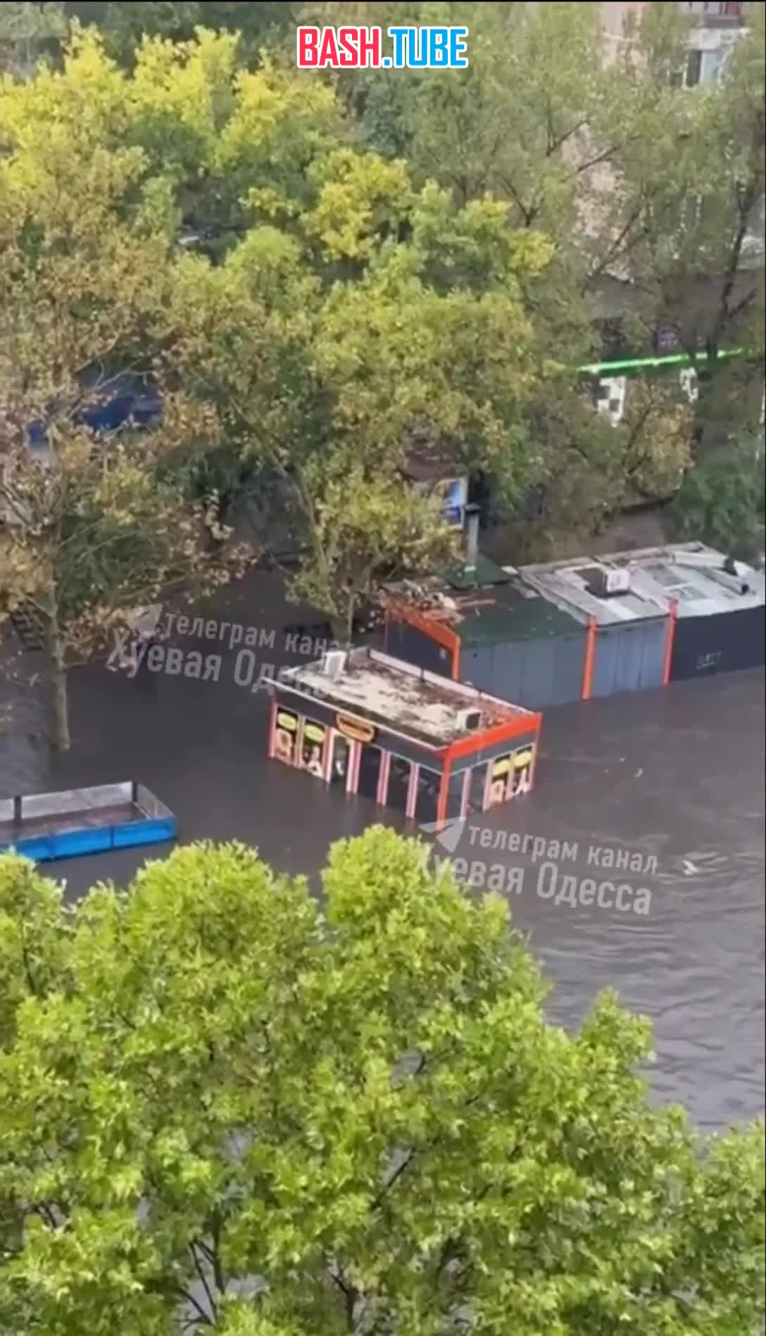  В Одессе из-за сильных ливней затопило улицы - машины плывут, людей сносит водой