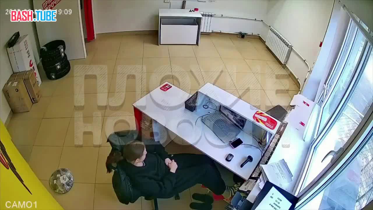  В Екатеринбурге пьяный неадекват ворвался в ПВЗ и накинулся с угрозами на сотрудницу