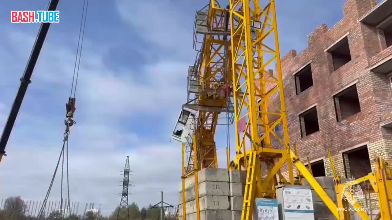  Башенный кран с двумя рабочими рухнул в Уфе