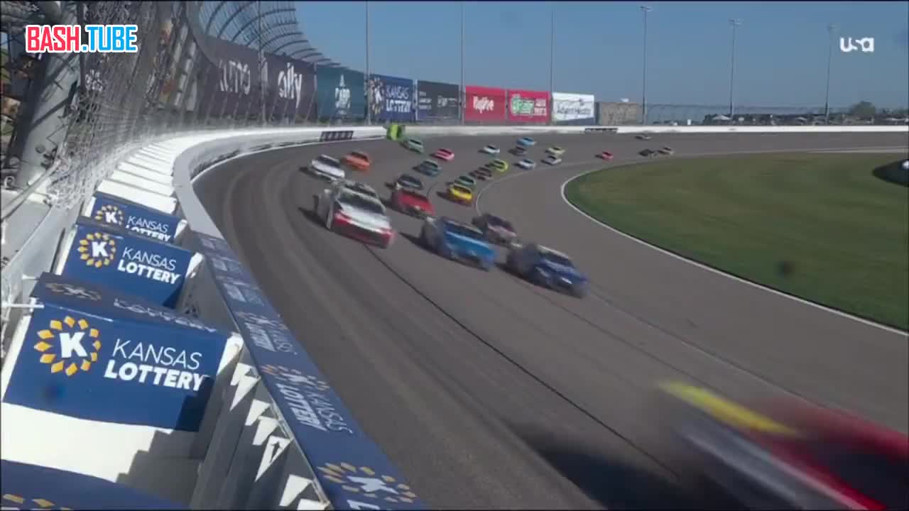  Гонщик проехал по стене со скоростью 320 км/ч - пилот не пострадал, но гонка NASCAR для него закончилась сразу после трюка