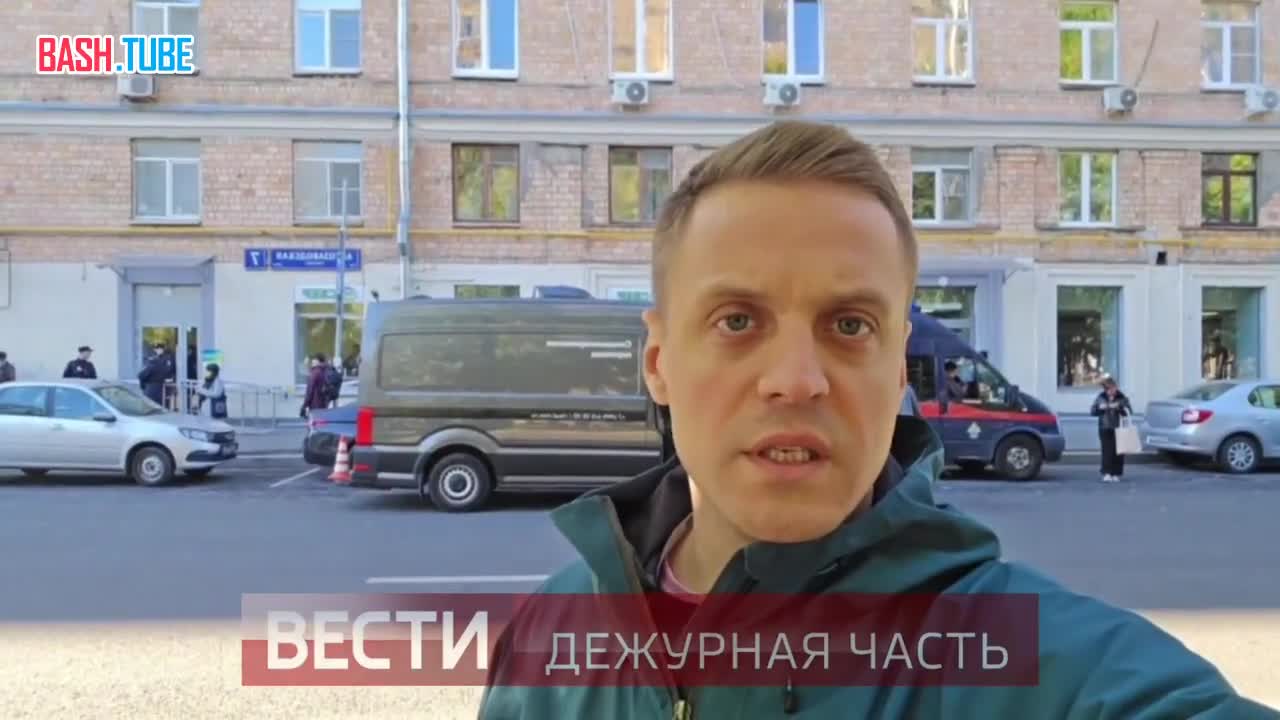  На месте убийства в отделении банка на Автозаводской улице в Москве продолжают работать следователи и криминалисты