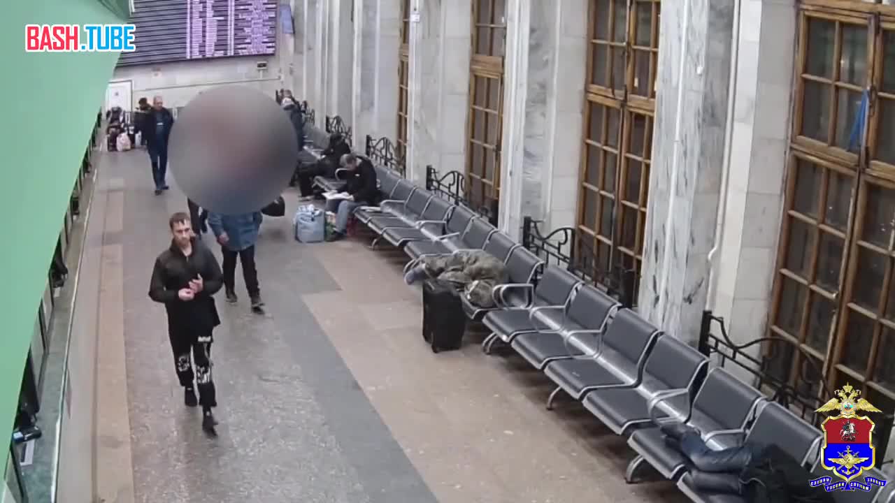  В Москве на Ярославском вокзале мужчина решил вздремнуть. Мимо проходили пассажиры и непринужденно забрали чужое
