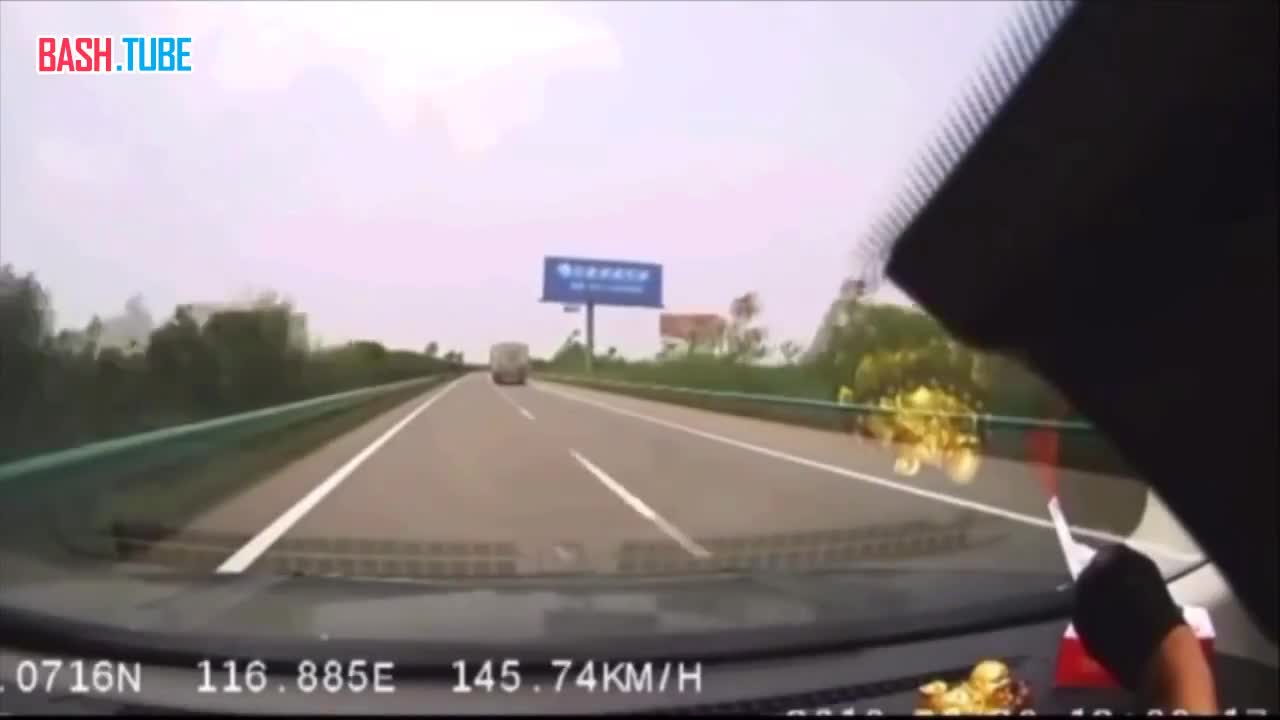  В Китае мужчина решил обогнать большегруз и погубил всю семью