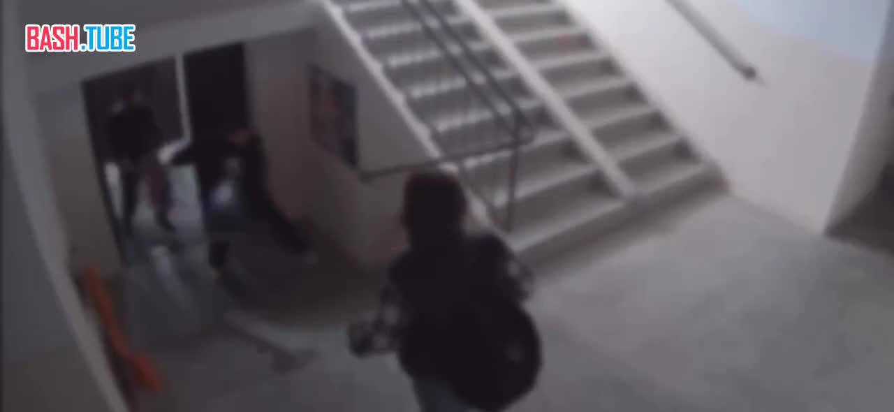  В Новосибирской области курьер избил мать и дочь, которые не пропустили его в подъезде