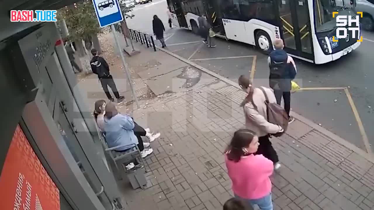  Водитель автобуса зажал ногу ребенка дверью и протащил его несколько метров по асфальту в Омске