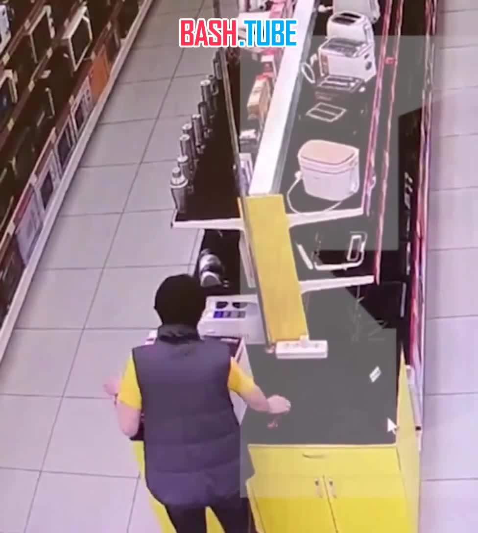  Агрессивная макака в памперсе атаковала продавца в Красноярске