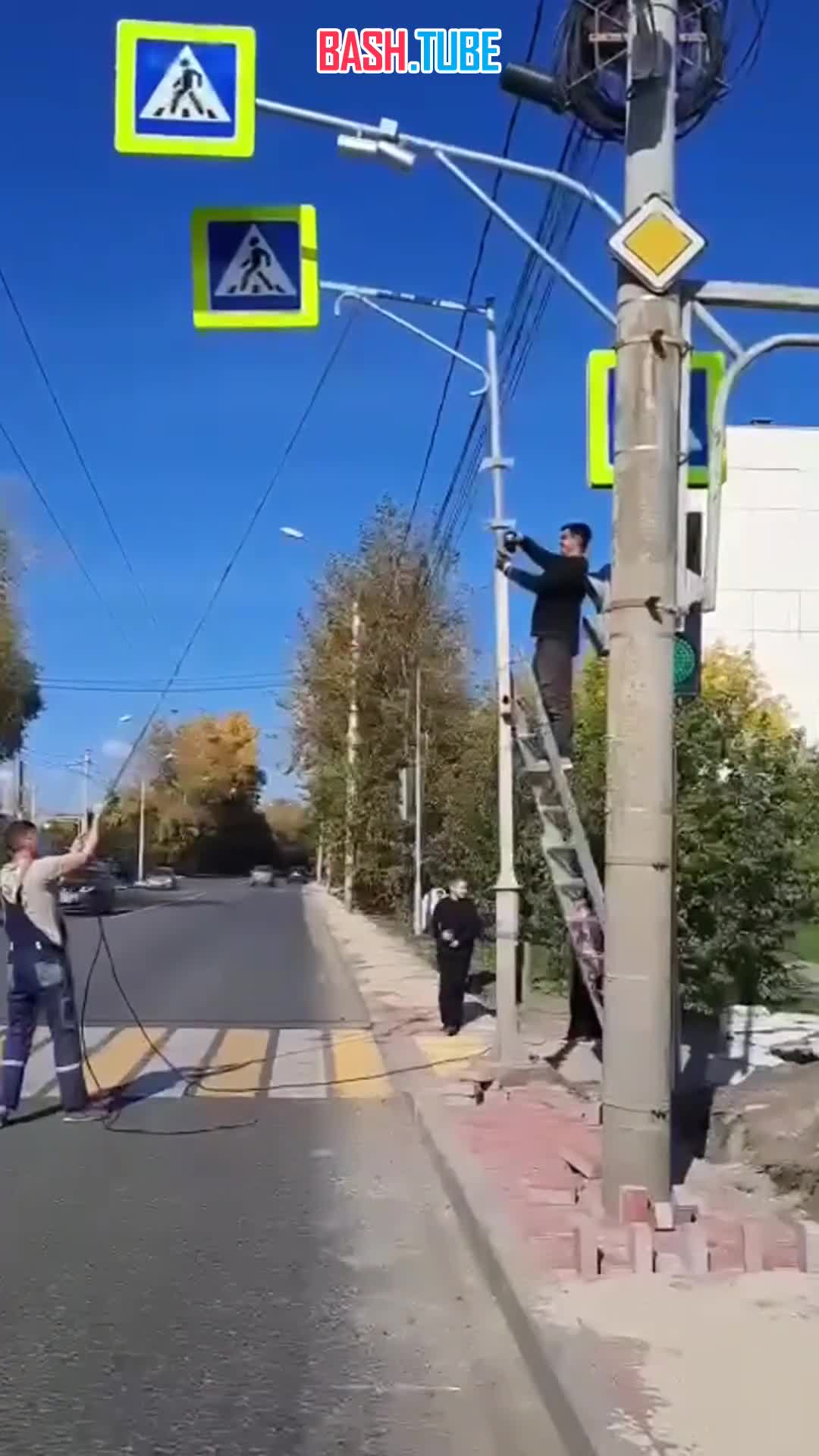  В Томске работяги прислонили лестницу к знаку, который демонтировали - что могло пойти не так