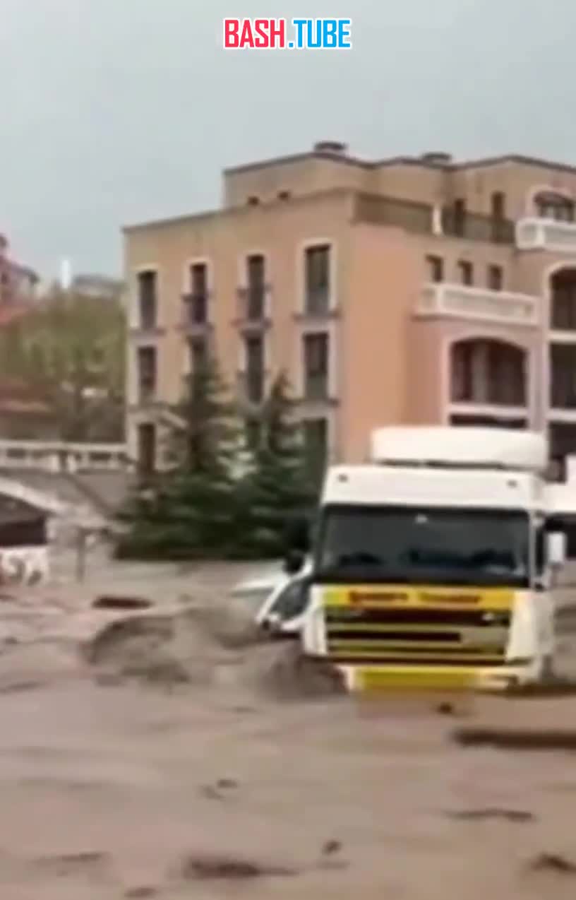  Наводнение на черноморских курортах Болгарии после проливных дождей - минимум один человек погиб