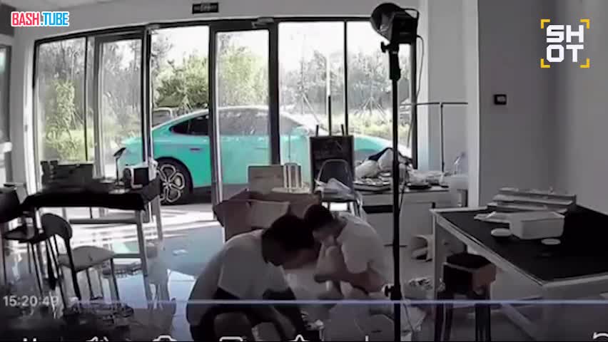  ️Восстание машин по-китайски: электрокар Xiaomi устал смотреть, как хозяева распаковывают вещи, завёлся и уехал