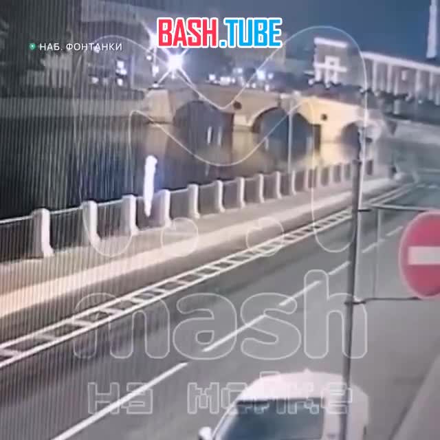  Ночной нырок в Фонтанку Porsche Cayenne - машина выбила ограждение и рухнул в воду на улице Чайковского