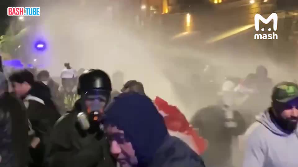  Обстановка у президентского дворца в Тбилиси - силовики пустили в ход водомёты против недовольной оппозиции