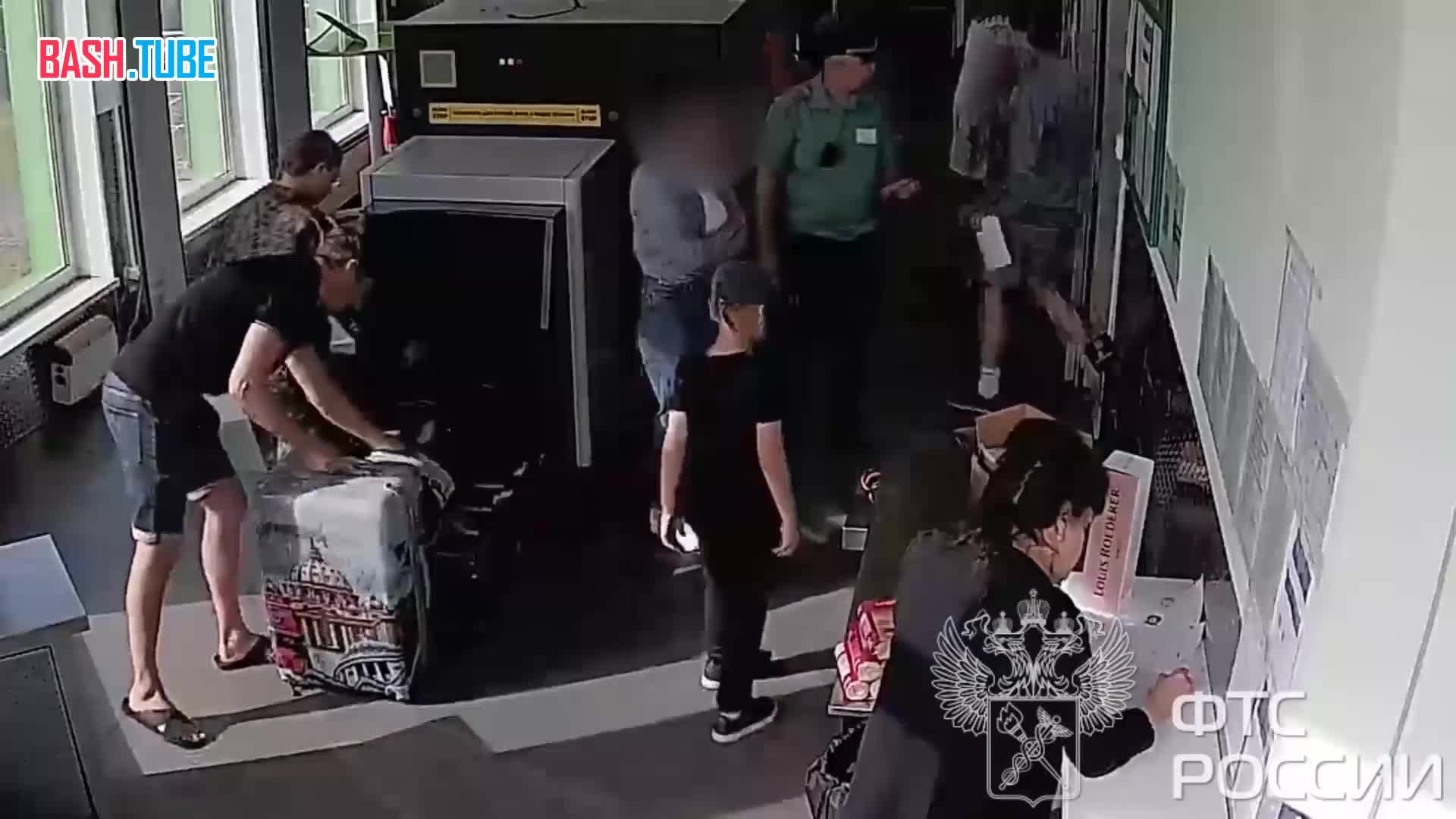  На таможне в Питере любительница виски так не хотела декларировать алкоголь, что разбила бутылки прямо на пункте досмотра