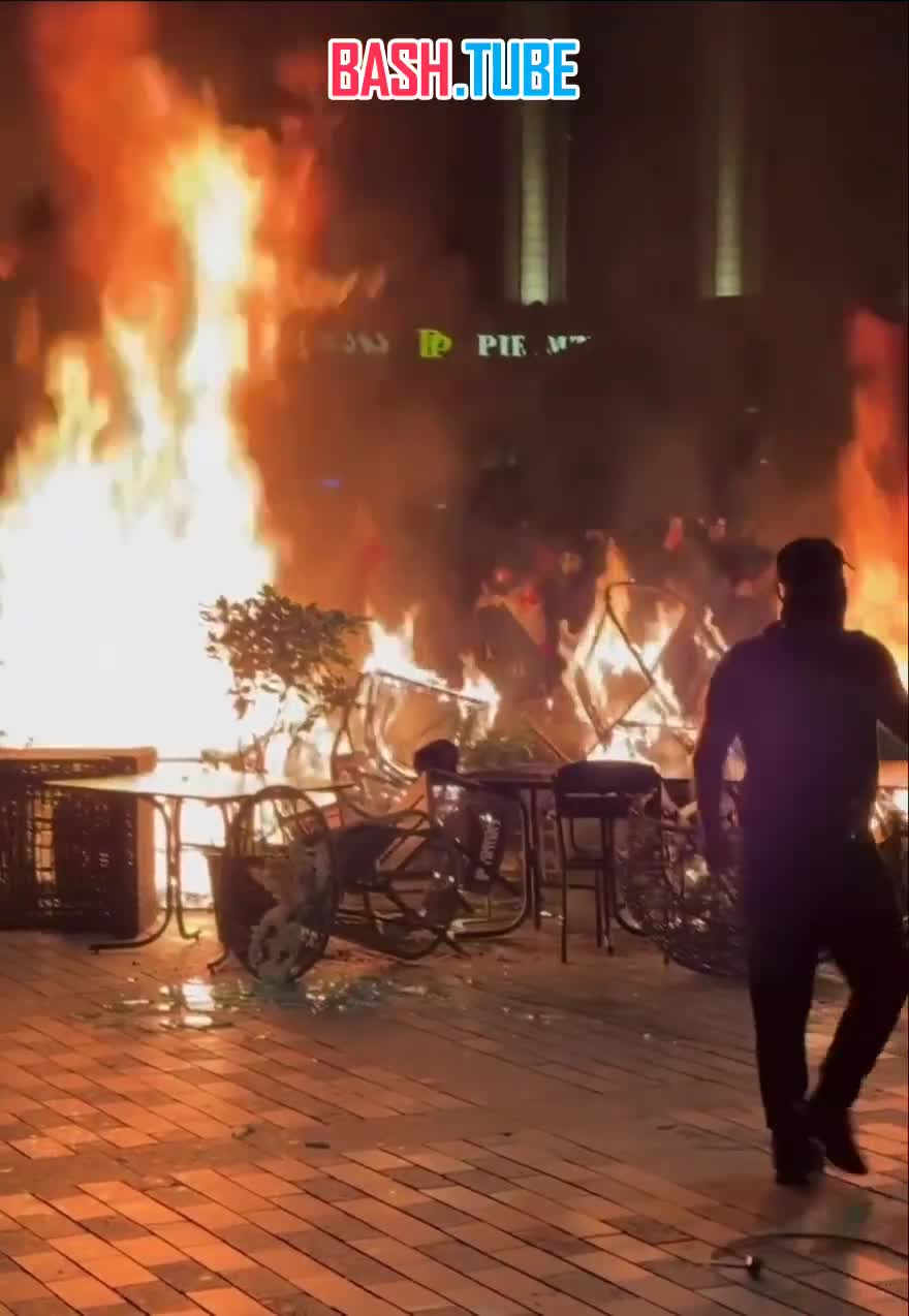  Протестующие поджигают заграждения рядом с дворцом президента в Тбилиси