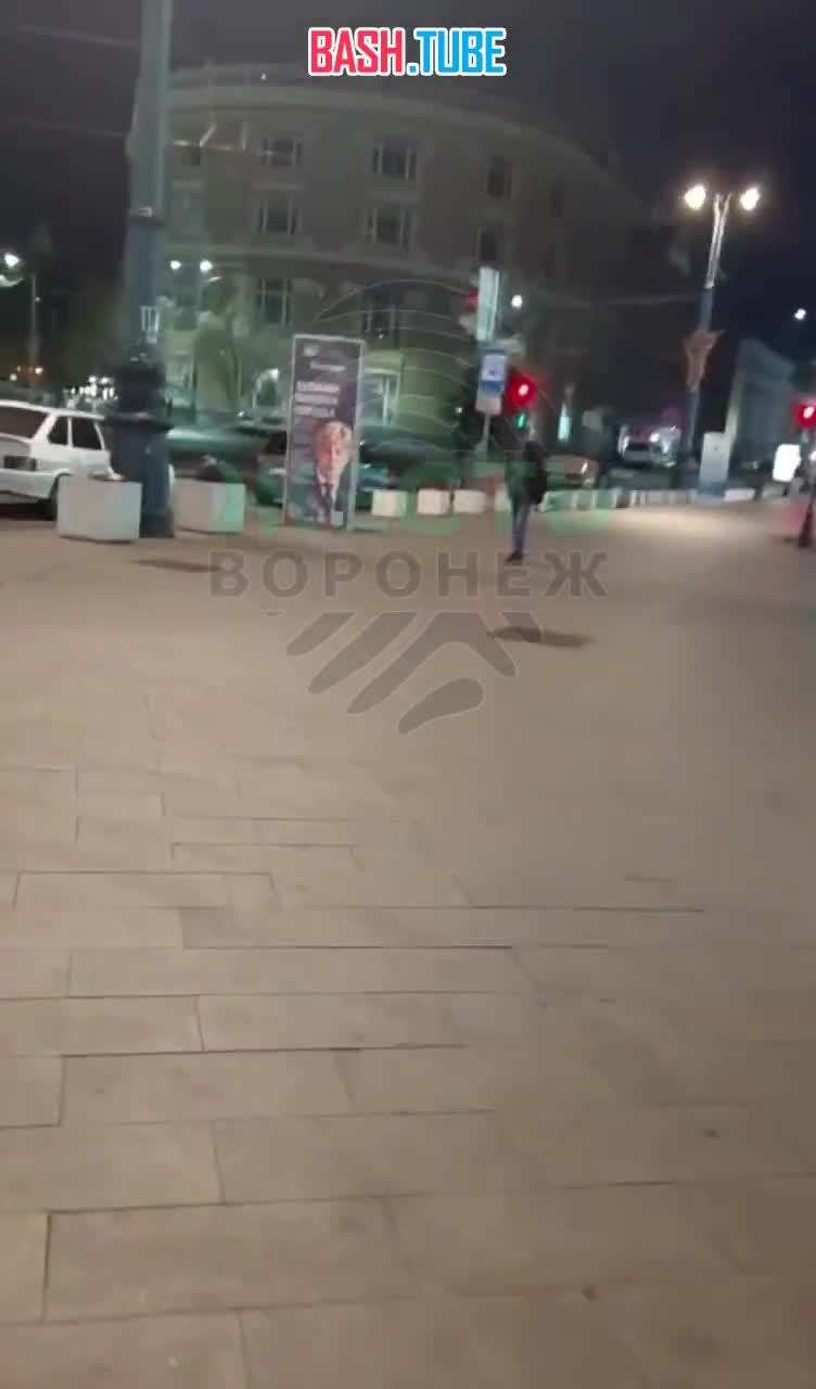  Девушка показывала грудь и бросалась в объятия к незнакомцам в Воронеже