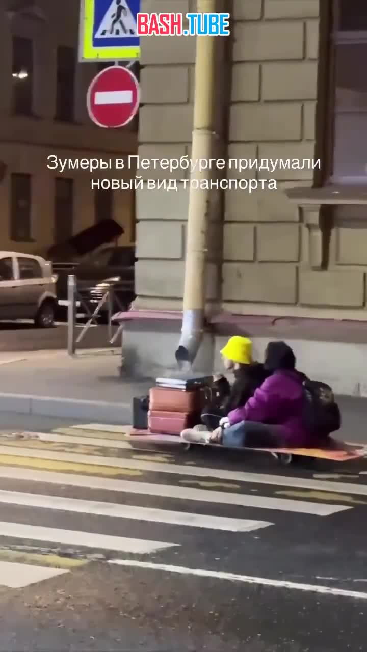  В Петербурге двое экстремалов решили прокатиться по улицам на самодельных санках