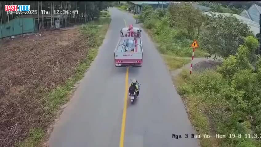  Во Вьетнаме мать года сначала пыталась обогнать фуру справа, а потом через сплошную, где ушла прямо в лоб грузовику