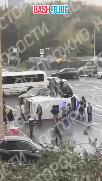  Автомобиль скорой перевернулся в Москве