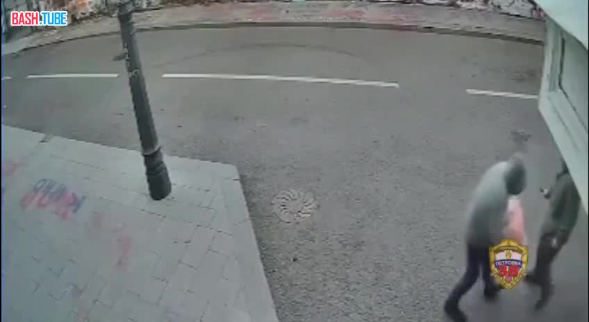  Мужчина с ножом напал на двух прохожих у стены Цоя на Арбате