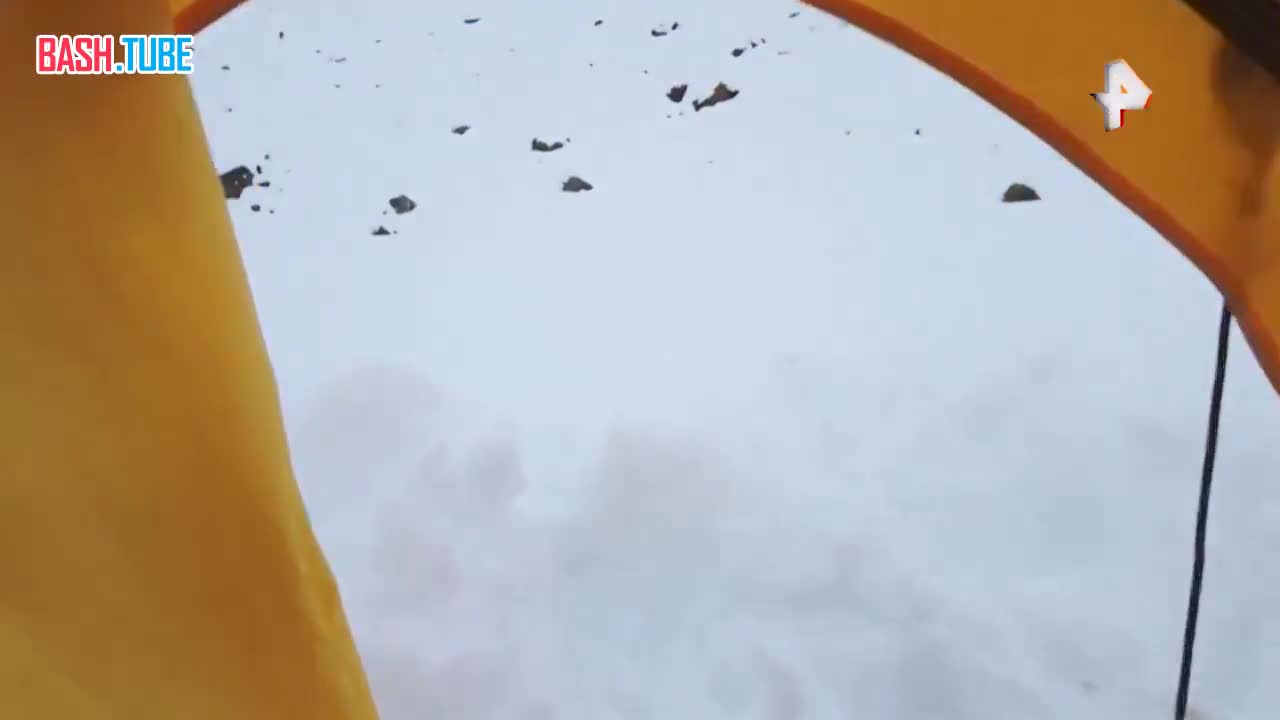  Туристы, застрявшие из-за сильной метели на склоне Эвереста в Тибетском автономном районе КНР, спасены