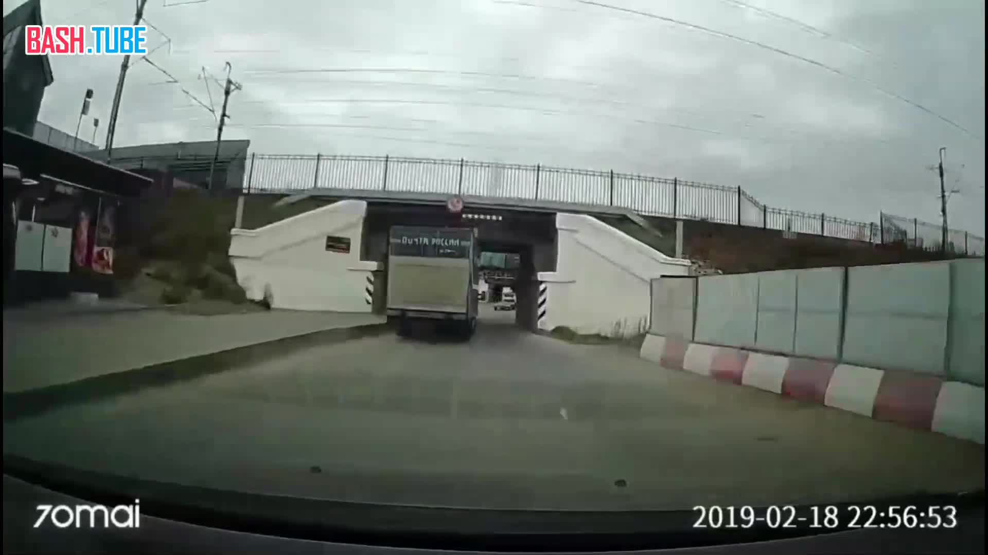  Самый низкий мост в Петербурге не дал почтальону довезти посылки