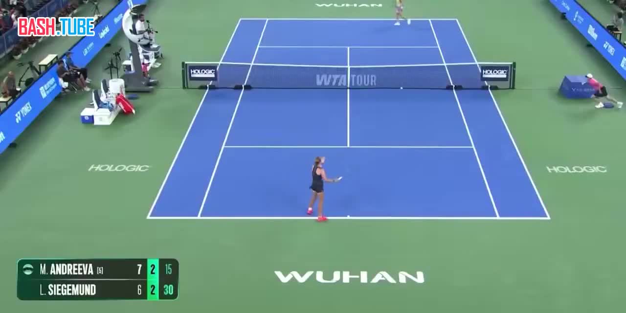  Мирра Андреева не сдержала эмоции после проигранного мяча в игре против немки Лауры Зигемунд на турнире в Ухане