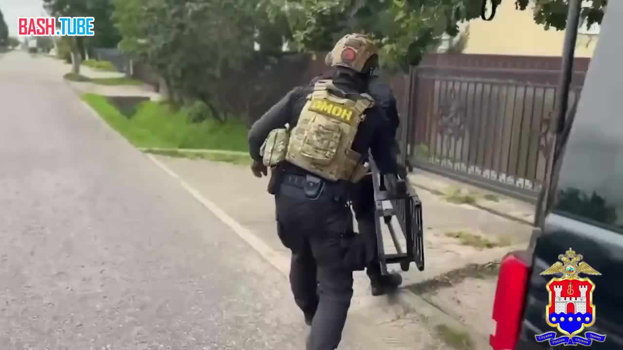  Подозреваемую в наркоторговле жительницу Калининграда чуть не хватил инфаркт, когда в окно ее дома вдруг залезли полицейские