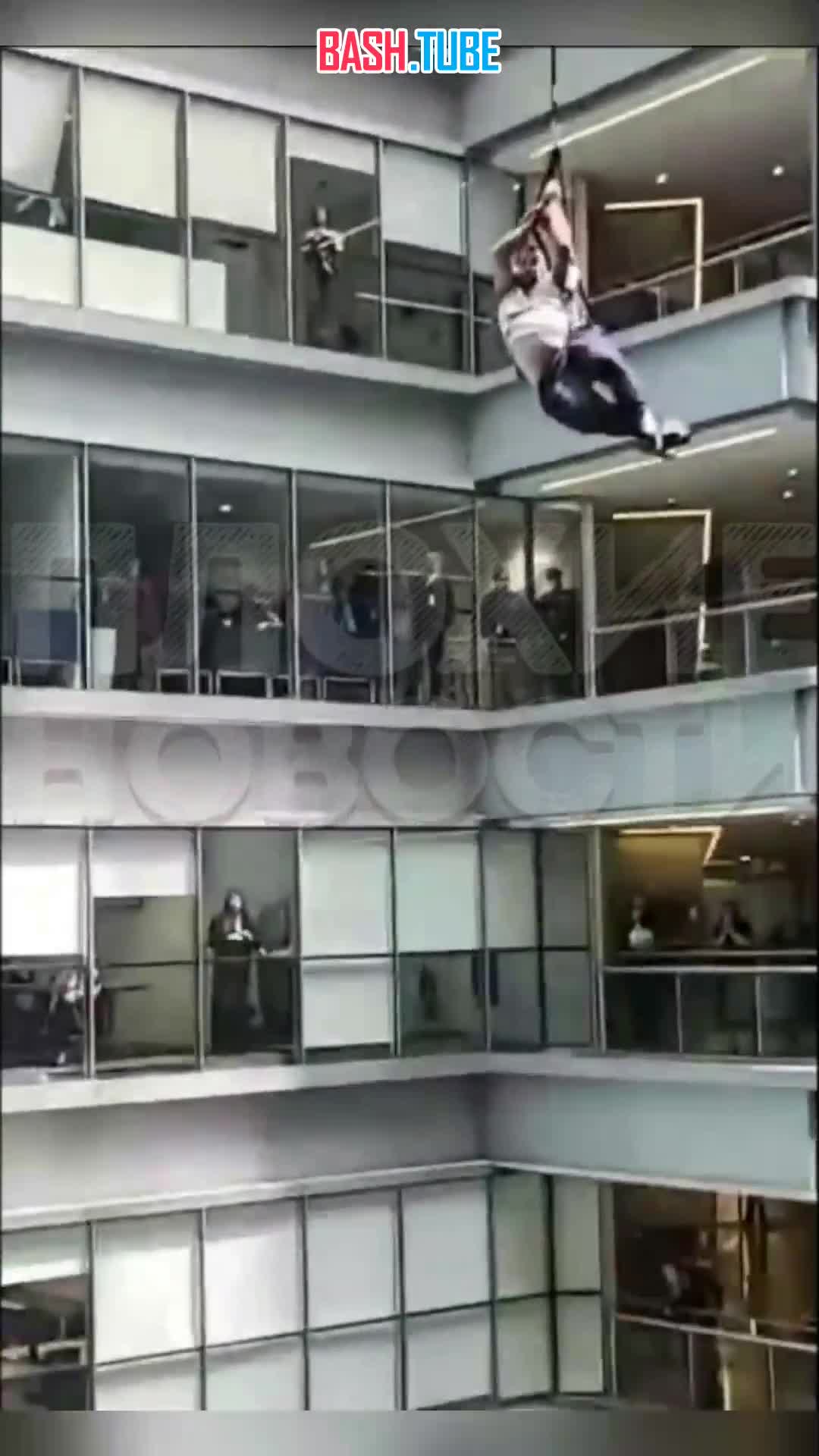  В Бразилии у толстого чистильщика стекол порвалась страховка и он сорвался с высоты на глазах у сотрудников офиса