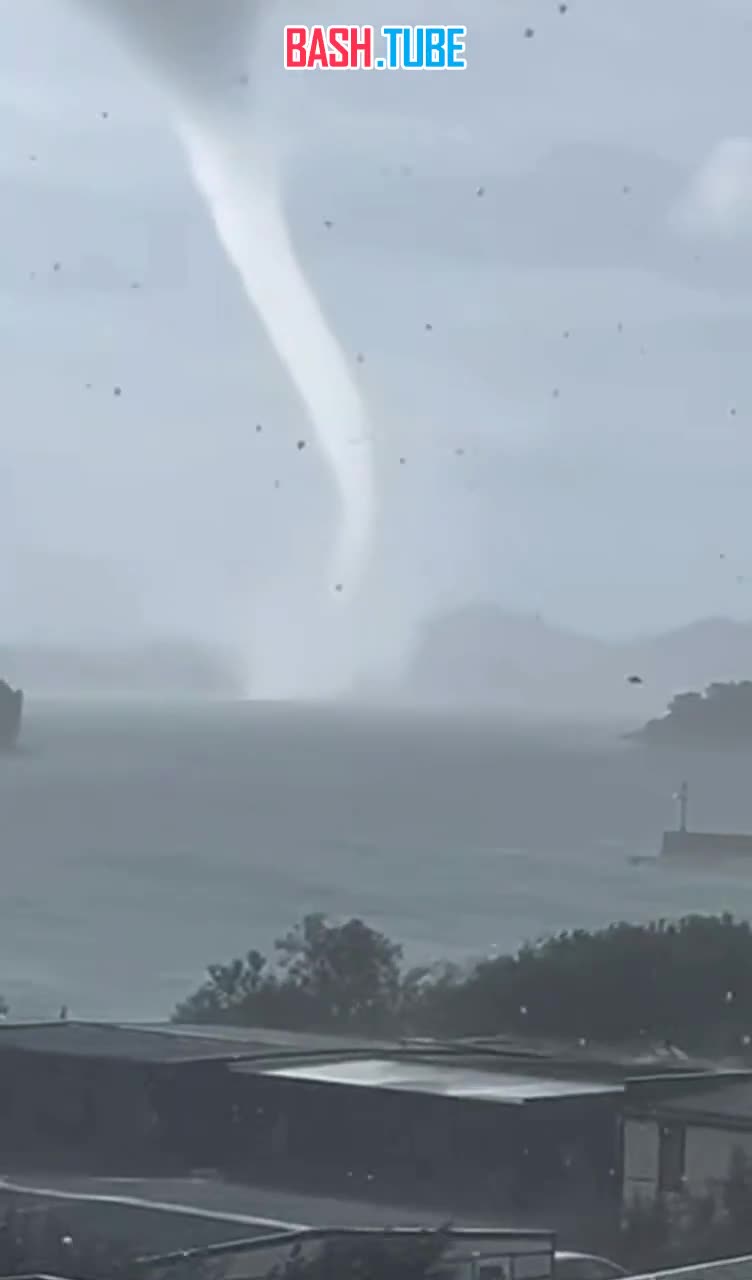  Эффектный смерч на фоне шторма попал на видео на побережье Хорватии