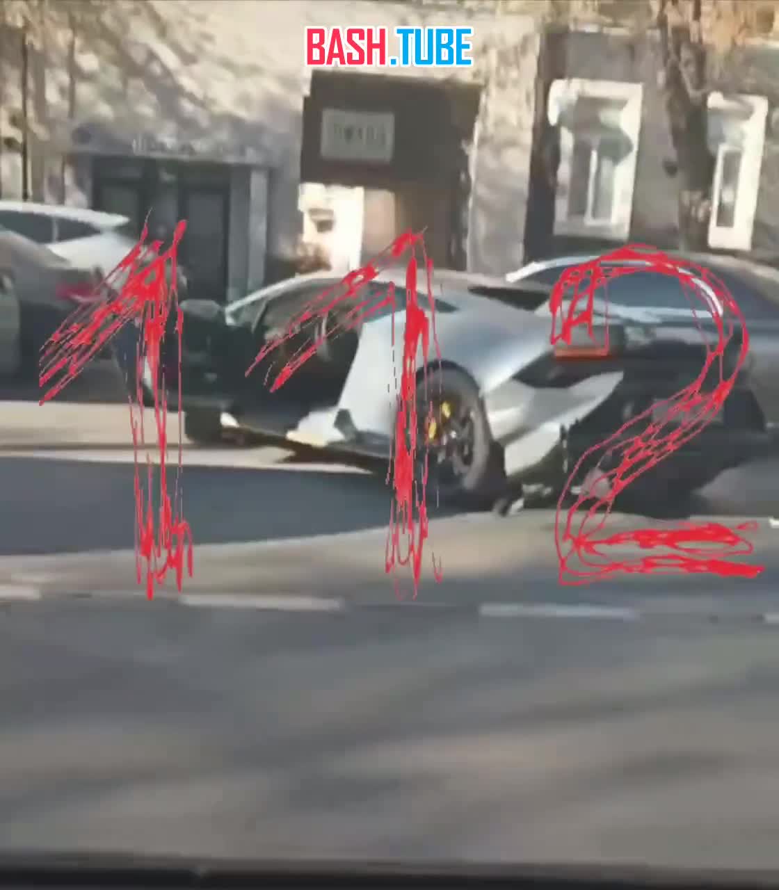  В центре Екатеринбурга дорогая авария. Ее устроила жена владельца автопарка элитных тачек Артема Шишкина