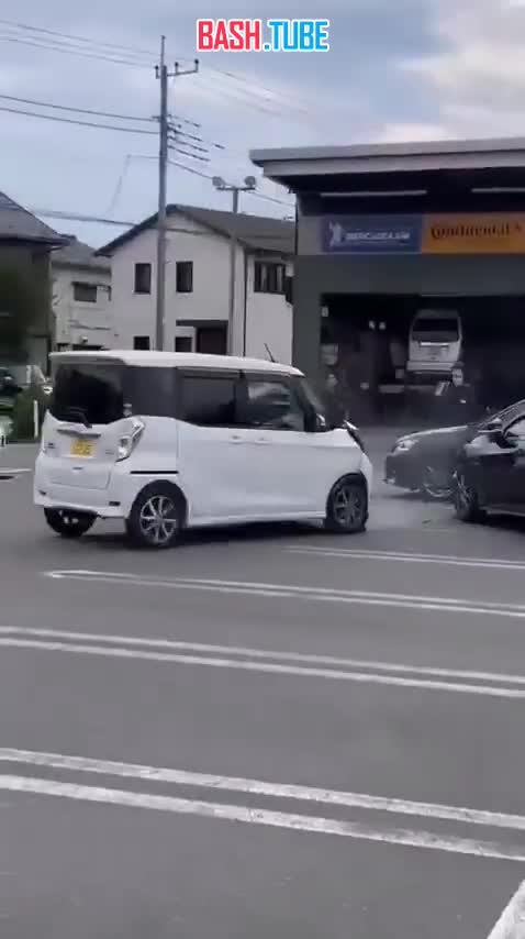 В Японии 87-летний водитель устроил хаос на парковке СТО