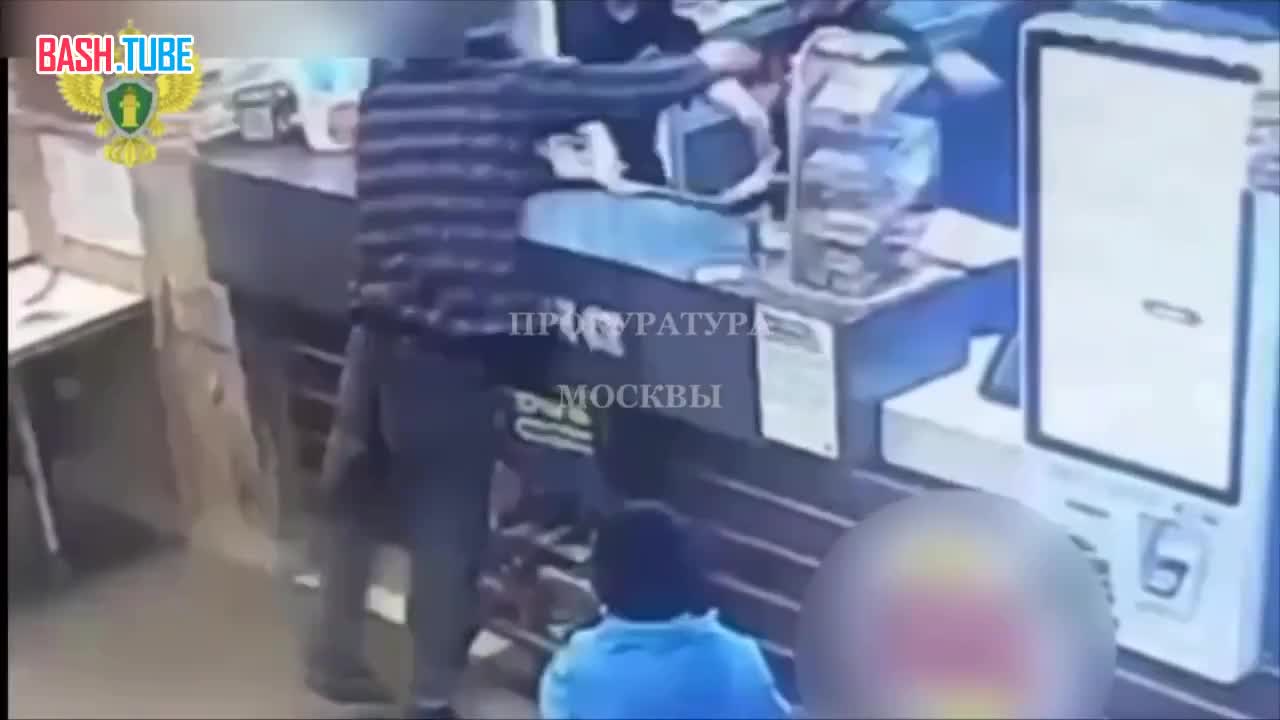  В ресторане быстрого питания в Москве посетитель разнес лопатой витрину, напал на сотрудника и украл игрушки