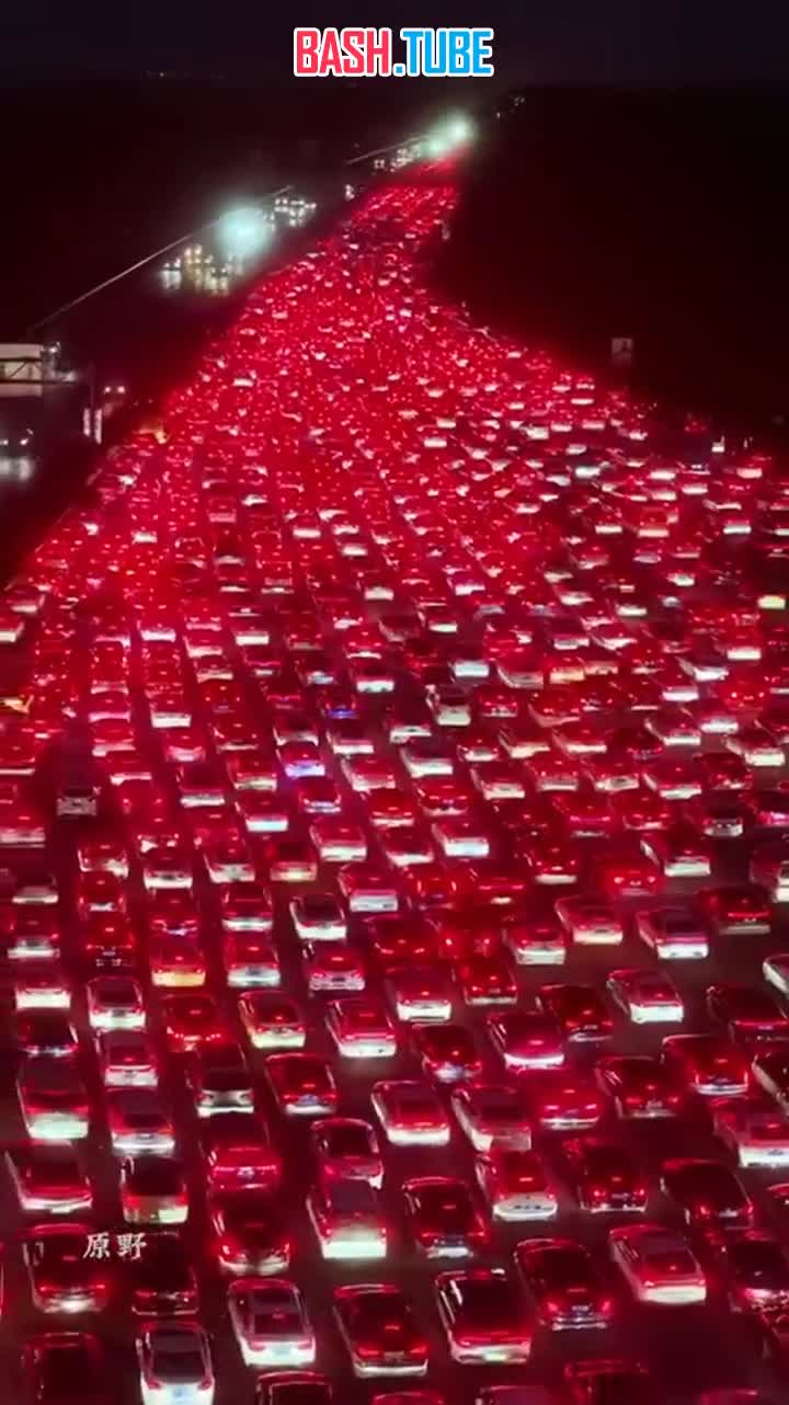  Целые сутки гигантской в пробке стояли миллионы китайцев, пытаясь вернуться домой после праздничной «Золотой недели»