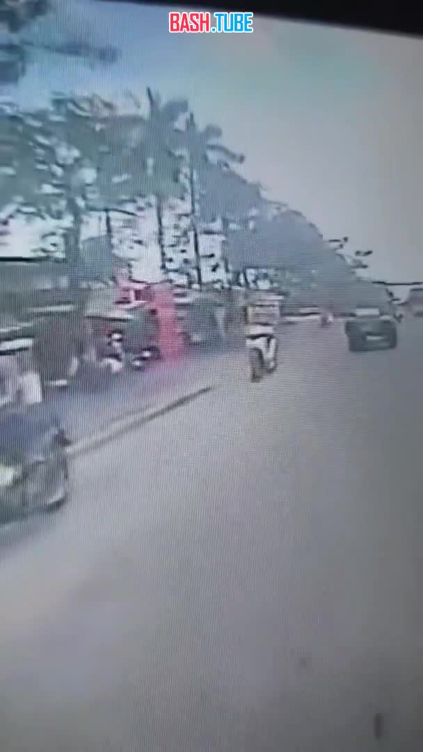  Взрыв газового баллона в придорожной кафешке во Вьетнаме сдул девушку с мотороллера