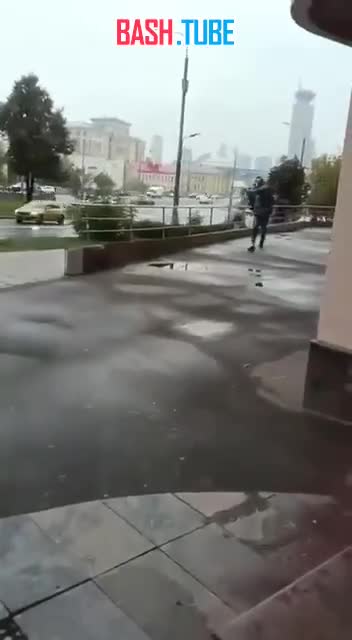  В Москве буйный неадекват с бутылкой пива напал на школьников посреди улицы