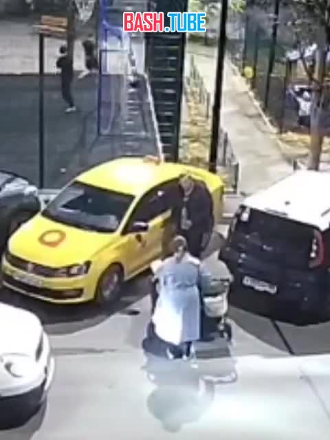  В Крыму женщина протаранила автомобиль коляской с детьми: так она хотела проучить таксиста