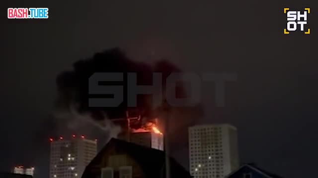  Сильный пожар после мощного взрыва произошёл на крыше дома в Уфе