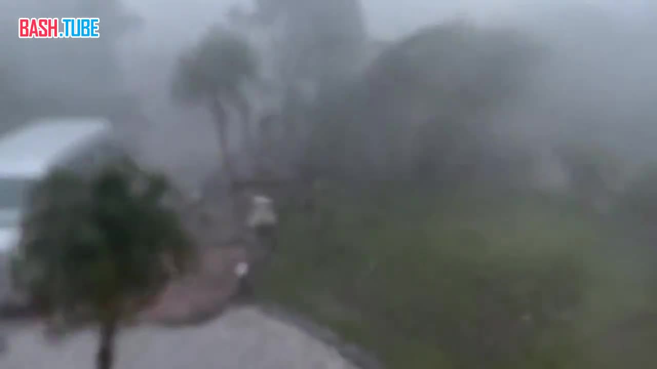  Тайфун "Халонг" обрушился на японские острова Идзу сегодня рано утром