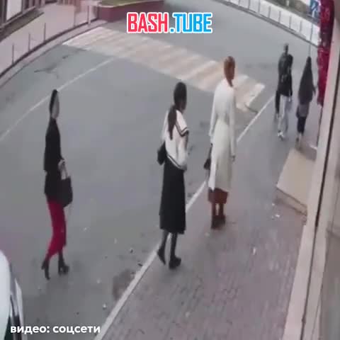  Гелик с тремя девушками пробил ограждение и влетел в пруд в Назрани