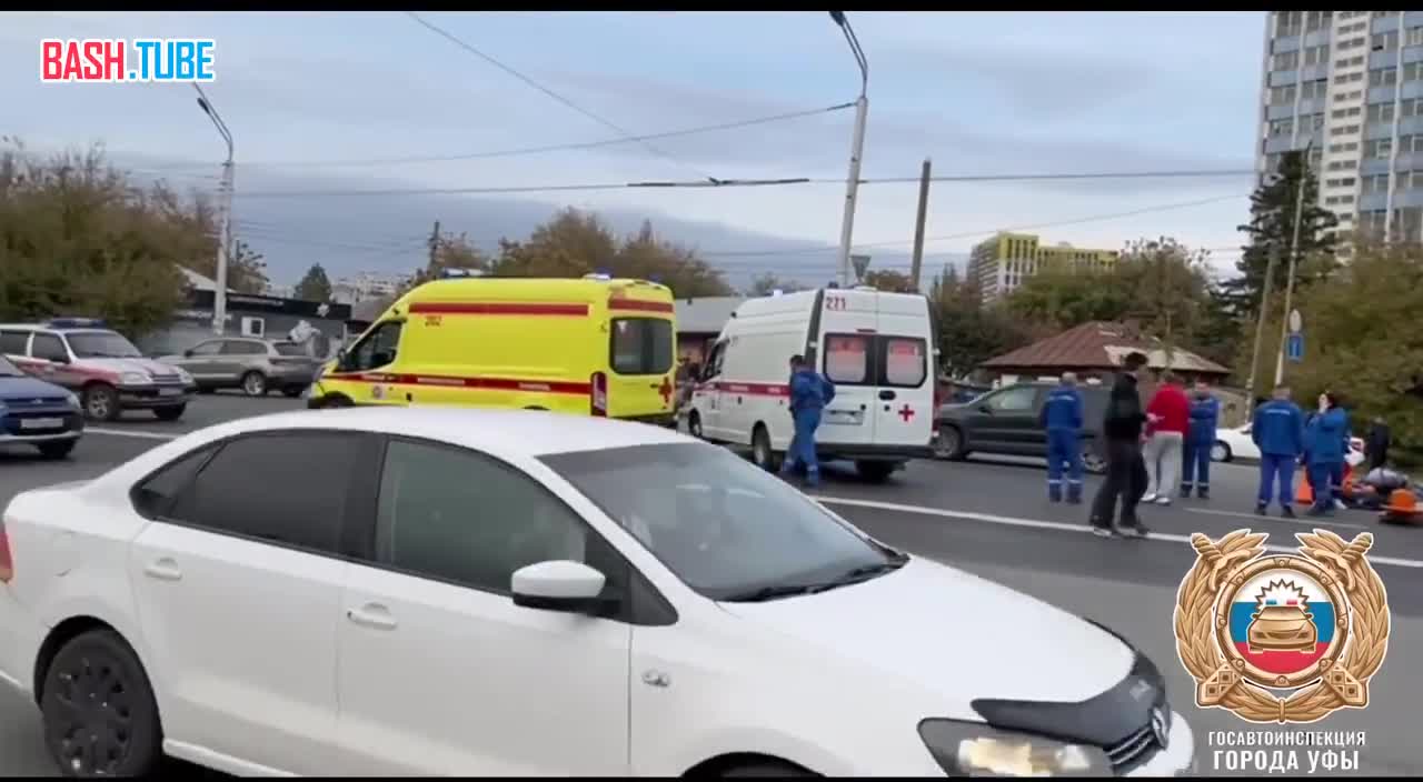  Скорая машина перевернулась после столкновения с внедорожником в Уфе