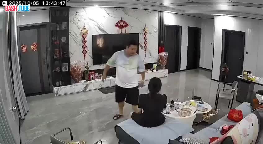  В Китае мужчина случайно убил падчерицу, пытаясь запугать жену во время ссоры