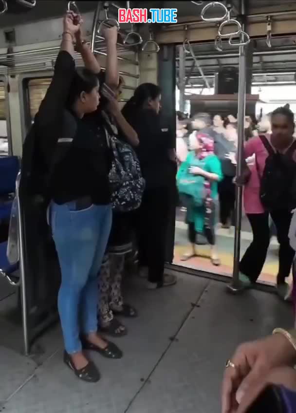  Индусы запрыгивают в электричку на бегу