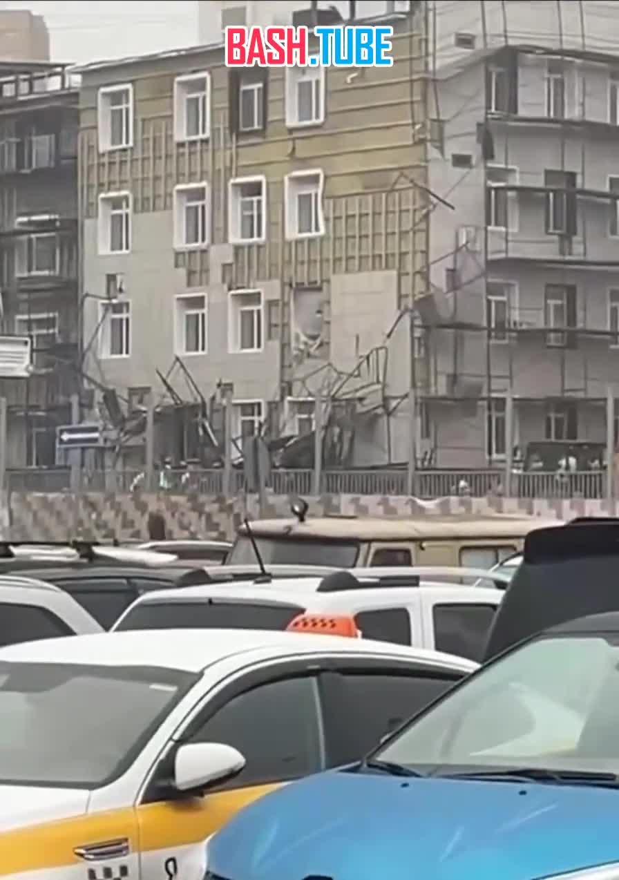  Строительные леса обрушились у метро «Каширская» в Москве