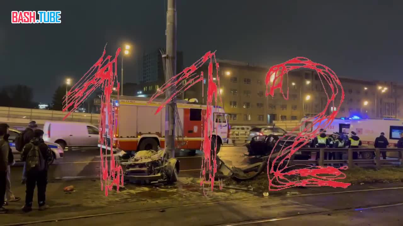  Иномарка разбилась вдребезги, влетев в столб на шоссе Энтузиастов в Москве