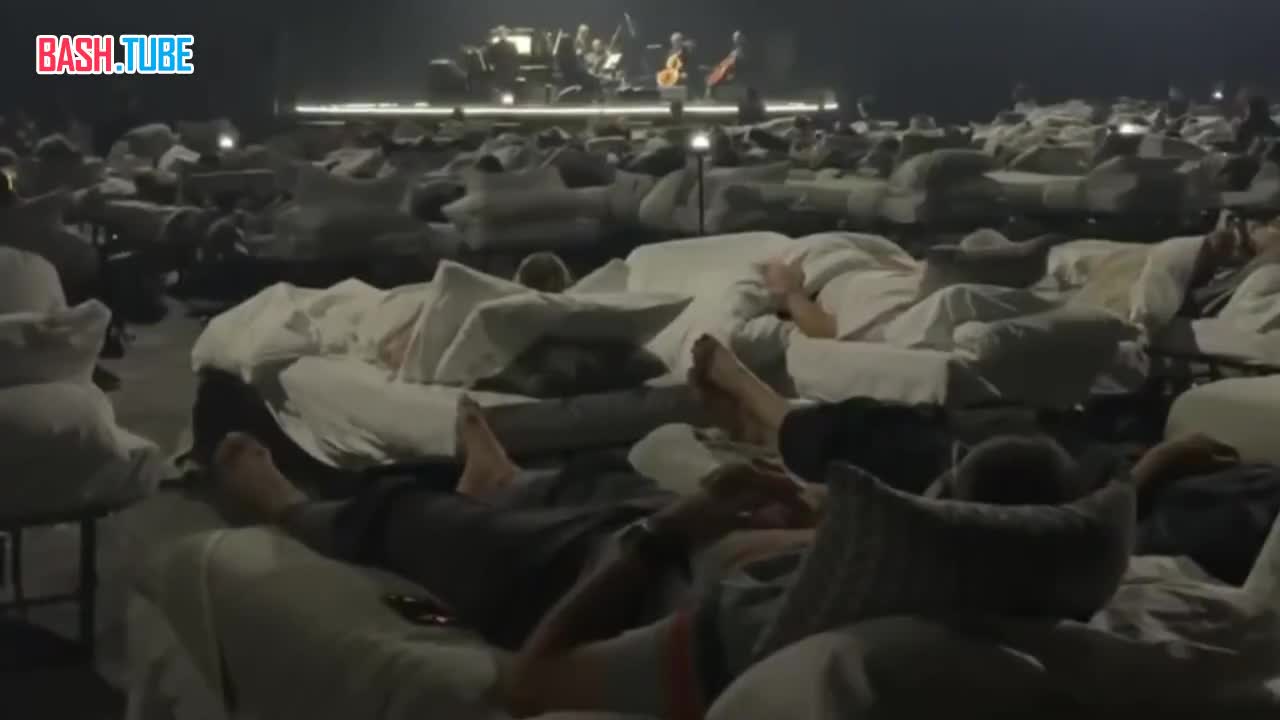  Кровати, раскладушки и сотни спящих людей - так выглядят концерты немецко-британского композитора Макса Рихтера