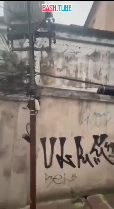  Бразилия. Водитель вышел проверить, не задевает ли автобус линию электропередач